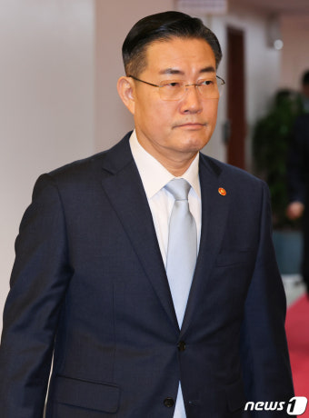국무회의 참석하는 신원식 국방장관