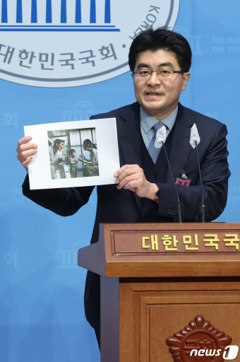 아이 사진 들고 기자회견하는 방재승 서울의대 교수협 비대위원장