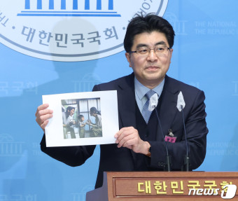 아이 사진 들고 기자회견하는 방재승 서울의대 교수협 비대위원장