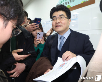 취재진 질문 받는 방재승 서울의대 교사협 비대위원장