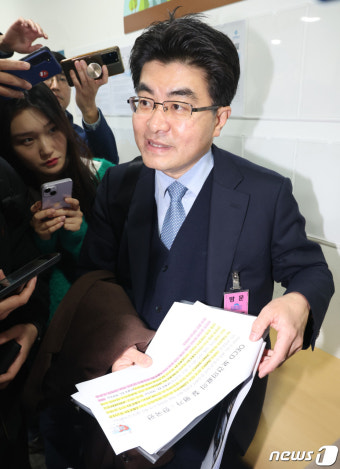 취재진 질문 받는 방재승 서울의대 교사협 비대위원장