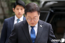 선대위 출범식 마치고 법정 향하는 이재명 대표