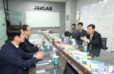 전북 투자 바이오 기업 찾은 김관영 전북지사 “함께 성공하자”
