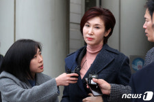 최태원 SK회장과 법정 대면 마친 노소영 관장