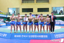 단체전 우승 차지한 신어중학교 씨름부