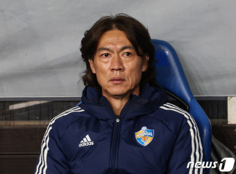 그라운드 바라보는 홍명보 감독