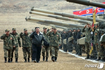 北 김정은, 탱크 훈련 지도…신형 탱크 몰며 