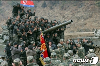 北 김정은, 탱크 훈련 지도…신형 탱크 몰며 