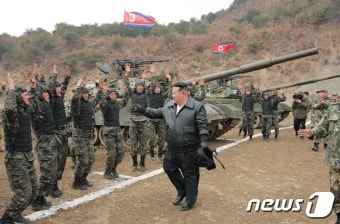 北 김정은, 탱크 훈련 지도…신형 탱크 몰며 
