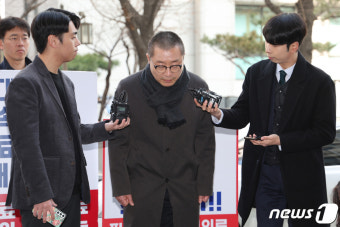 취재진에 인사하는 박명하 의협 조직위원장