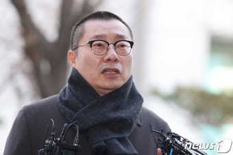 경찰 출석하는 박명하 의협 조직위원장