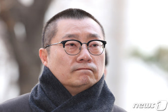 굳은 표정으로 경찰 출석하는 박명하