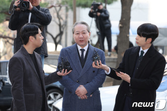 답변하는 주수호 의협 언론홍보위원장