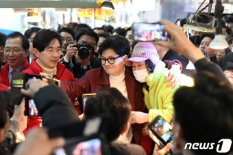 한동훈 비대위원장 '부산 시민과 어깨동무 셀카'