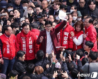 부산 표심 공략 나선 한동훈 비대위원장 '후보들과 함께'