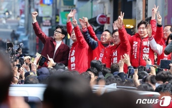 한동훈 비대위원장, 부산지역 후보들과 함께