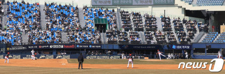 평일 시범경기 찾은 야구팬들