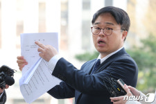 고발장 들어보이는 임현택