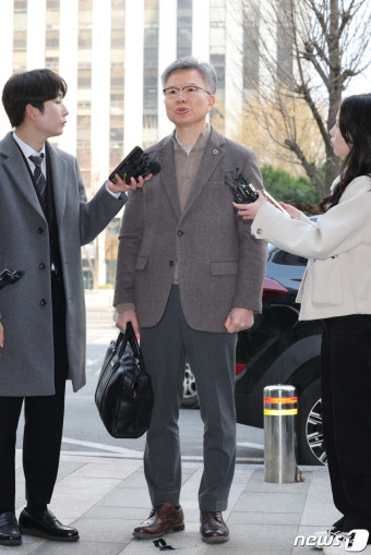 경찰 소환 조사 출석하는 김택우 비대위원장