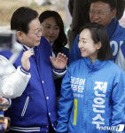 이야기 나누는 이재명-전은수