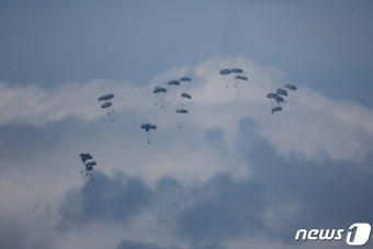 [포토] 한 줄기 빛…가자지구에 떨어지는 구호물자