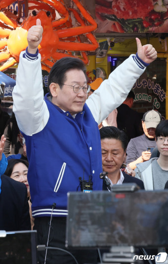 부산 전통시장 찾은 이재명 대표