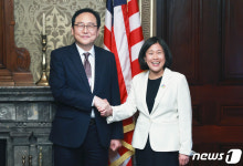 미국 무역대표부 대표 만나는 정인교 본부장