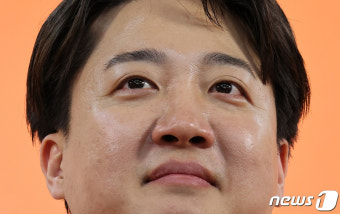 눈시울 붉히는 이준석