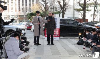 경찰 출석하는 박명하 위원장