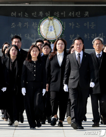 현충원 참배 마친 더불어민주연합