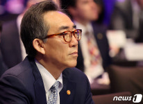 토니 블링컨 장관 축사 경청하는 조태열 장관