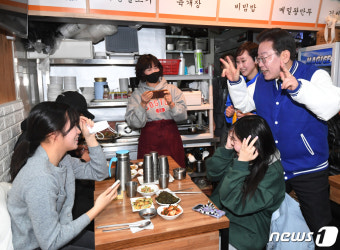 마포 음식점에서 지지 호소하는 이재명 대표