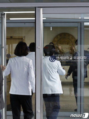 잇단 의대 교수들 '사직 예고'…연대 의대 오늘 결정