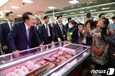 물가 상황 점검하는 윤석열 대통령