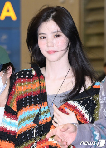 한소희, 왼손 네번째 손가락 반지…류준열과 커플링?