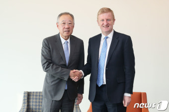 영국 부총리와 악수하는 류진 한경협 회장