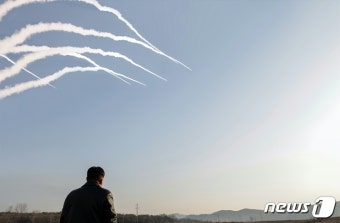 김정은, 초대형방사포 사격훈련 지도…