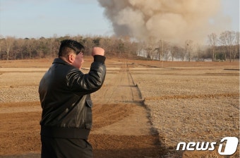김정은, 초대형방사포 사격훈련 지도…