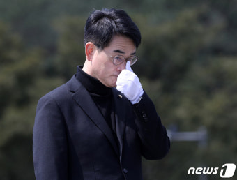 박용진 의원, 노무현 전 대통령 묘역 참배