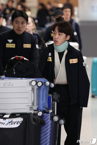 쇼트트랙 박지원, 황대헌과의 충돌 후 깁스한 채 귀국