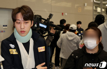 이동하는 박지원, 황대헌은 인터뷰 중