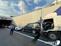 울산 화봉지하차도 25톤 트럭 등 5중 추돌… 출근길 정체