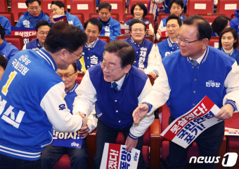 우원식 후보와 인사 나누는 이재명 대표