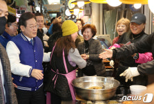 인천 신기시장 상인들 만난 이재명 대표