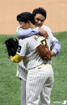박찬호와 김하성의 뜨거운 포옹