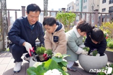 봄맞이 꽃심는 이승로 구청장과 어린이들