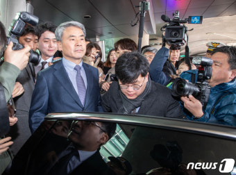 굳은 표정으로 귀국한 이종섭 대사