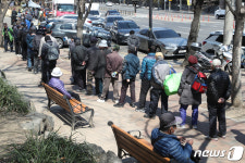 꽃샘추위에도 붐비는 무료급식소