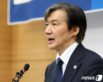 발언하는 조국 대표