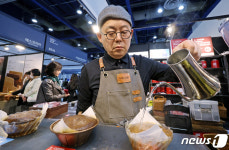 커피 내리는 바리스타